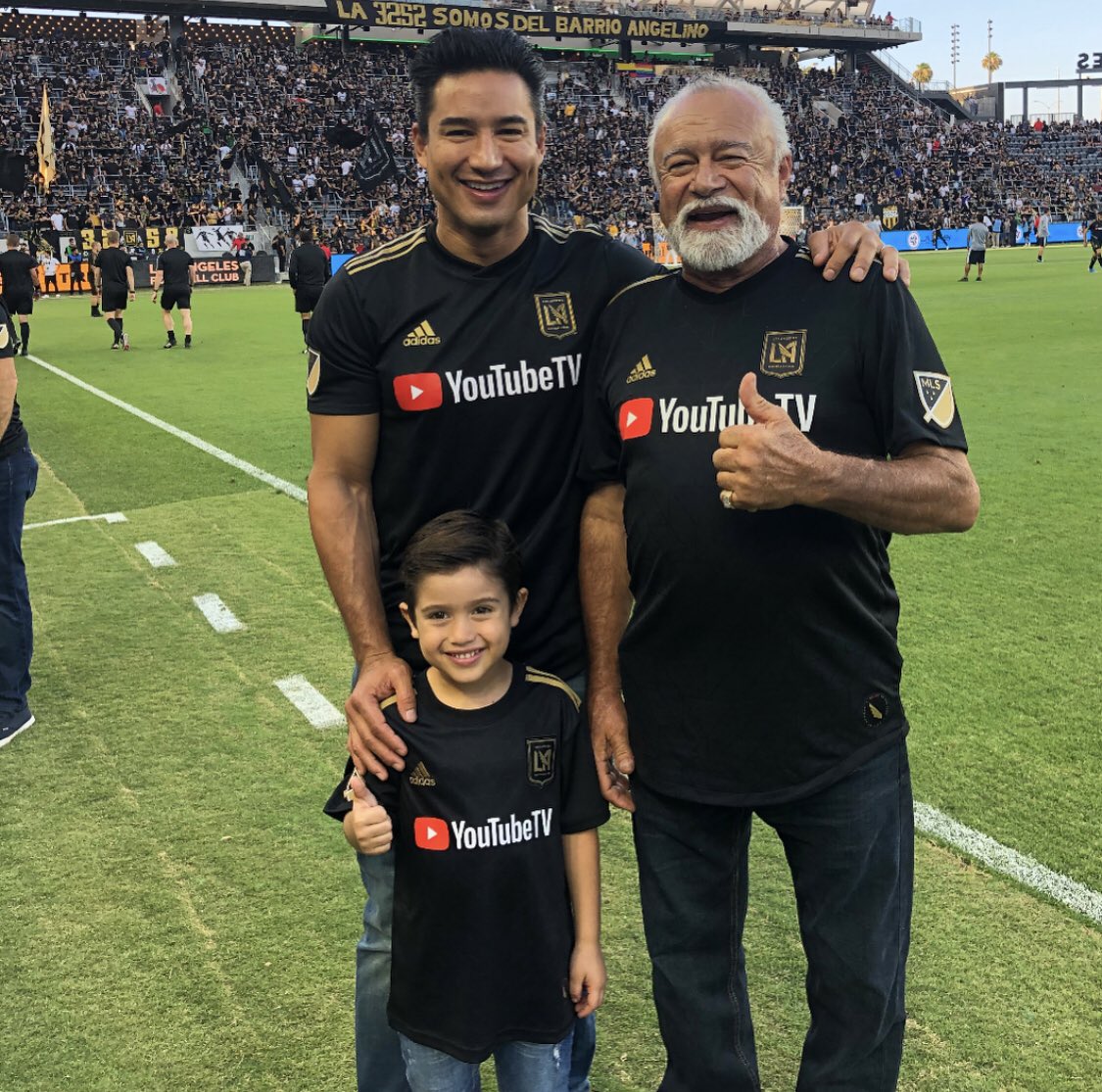 mariolopezviva's tweet photo. Sunday Night fun @LAFC!

#FamiliaLopez  #TresGeneraciones https://t.co/Db08P274P8