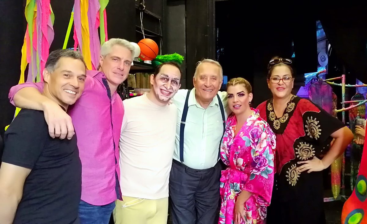 PatoCastillofic's tweet photo. Hoy fuimos invitados por mi querida @Lisset_oficial a disfrutar de #DistrollerElMiusikul una súper producción que, nos emocionó mucho. Estás maravillosa querida #Lisset, toda la compañía!!! #QueVivaElTeatro #ForoChapultepec @LennyZundel @ELAJIT 👏👏👏 @lisardoemilio @HaunaniRuiz https://t.co/dEPjw9kd8U