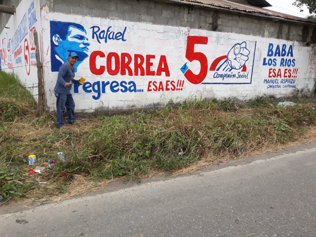 DanielTelloC5's tweet photo. Hoy pintamos murales en Mocache, Palenque y Baba, que grato es trabajar hombro a hombro con los compañeros directores cantonales en Los Ríos estamos #ContigoRafael @MashiRafael @vanessafreirev @pierinacorrea5 @CompromisoRC5 @RicardoPatinoEC @virgiliohernand @C5LosRios @C5Vinces https://t.co/M8YDCg7JVA