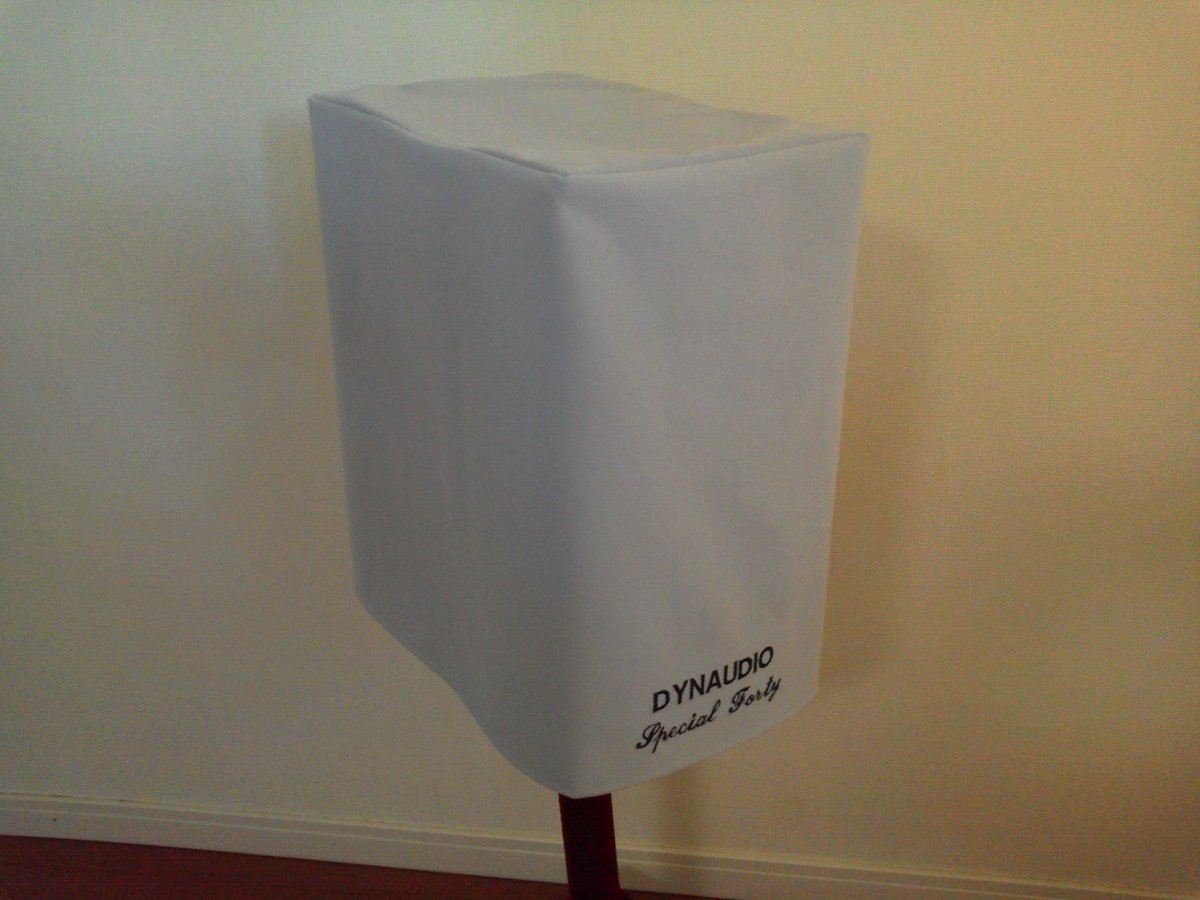 peach_okayama's tweet image. DYNAUDIO Special Forty のカバーを製作しました。生地の色は埃が目立たないライトネイビーです。通常、刺繍は金か銀で施すのですが、生地の色との釣り合いを考えて今回はブラックで施してみました。
#DYNAUDIO #SP40