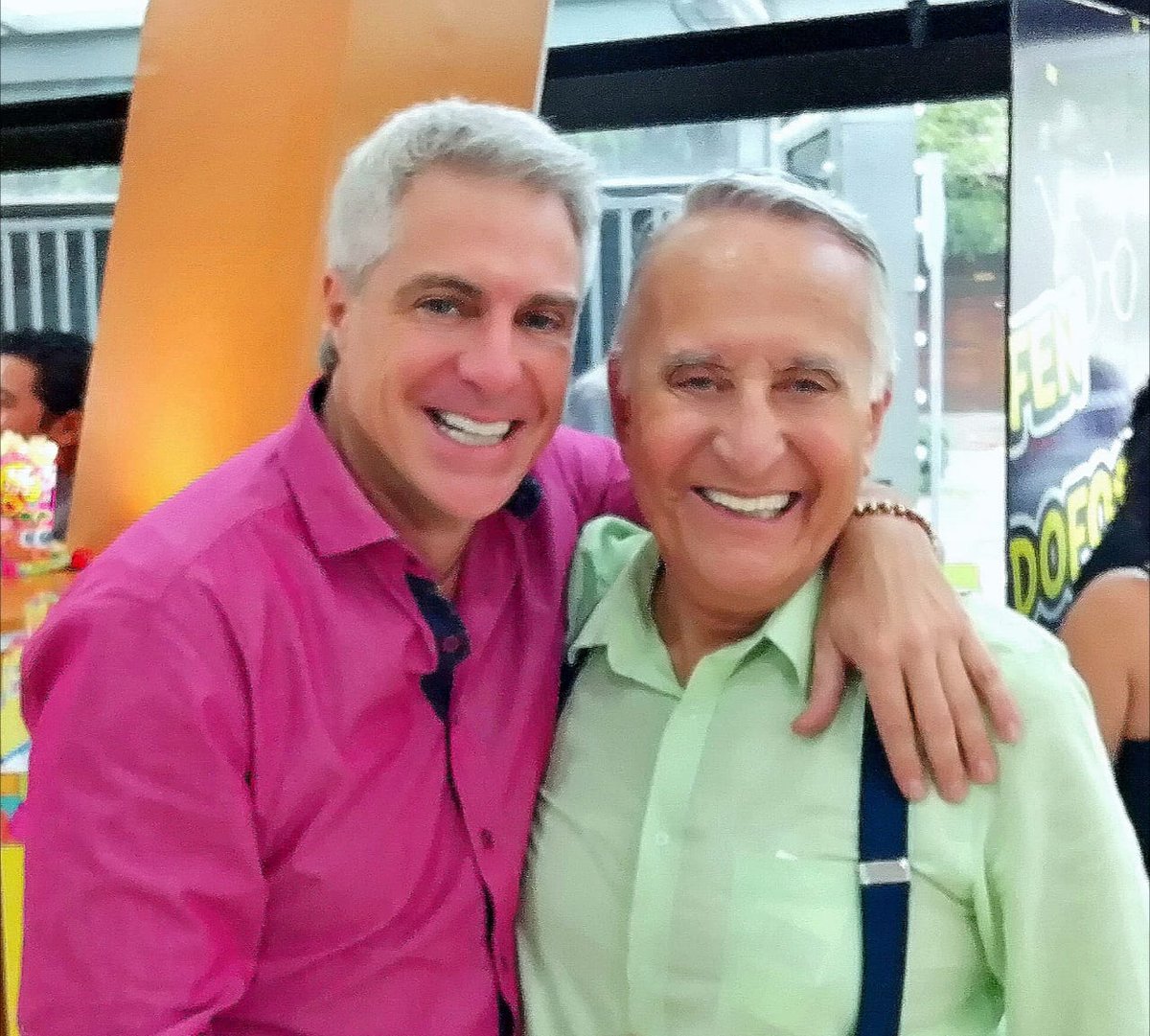 PatoCastillofic's tweet photo. Que sorpresa tan agradable coincidir contigo querido @lisardoemilio y poder disfrutar juntos del espléndido trabajo de nuestra querida #Lisset @Lisset_oficial en #DistrollerElMiusikul #QueVivaElTeatro #Lisardo #PatricioCastillo #ForoChapultepec https://t.co/JWcTfiUnPw