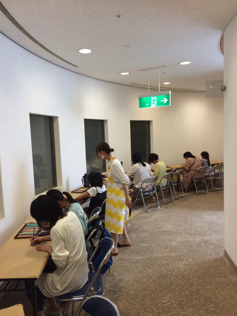 Mucha_TAKAOKA's tweet photo. でこりんさんのワークショップにはたくさんの方にご参加いただきました！

プラパンに描かれたミュシャの作品は、でこりんさんが1枚1枚手書きで制作(°0°)!!

同じ作品でも塗り方でここまで変わります✨

#ミュシャ展 #ミュシャ_高岡 #高岡市美術館 #ワークショップ https://t.co/qjxHkNr7t7