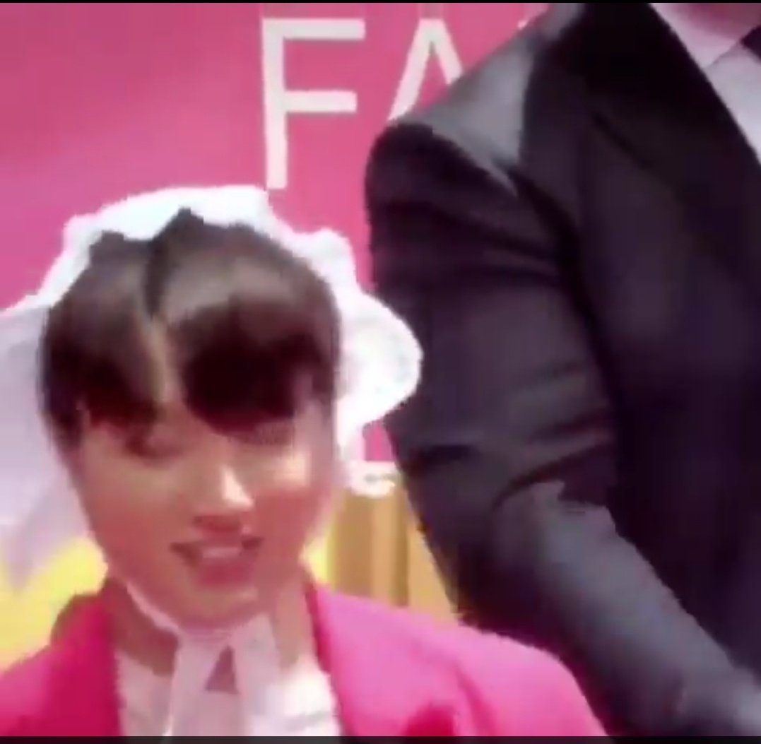perfect_ksj's tweet photo. Please jangan lagi ada yang bawa perkakas bayi saat fansign. Kita sayang Jungkook, tapi mari perlakukan dan hargai dia sebagai pria dewasa. Hargai dia sebagai artis. Bukan sebagai objek untuk memuaskan fantasi kita.

#KCAMexico #ARMY @BTS_twt https://t.co/n4ilVmUE34