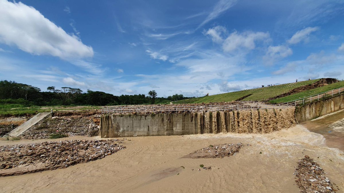 ThaiPBSWorld's tweet photo. Villagers downstream of reservoir advised to relocate to higher ground https://t.co/D0GrRMUkIJ
#ThaiPBSWorld #BangSaphan #Resevoir https://t.co/r5VutABpzG