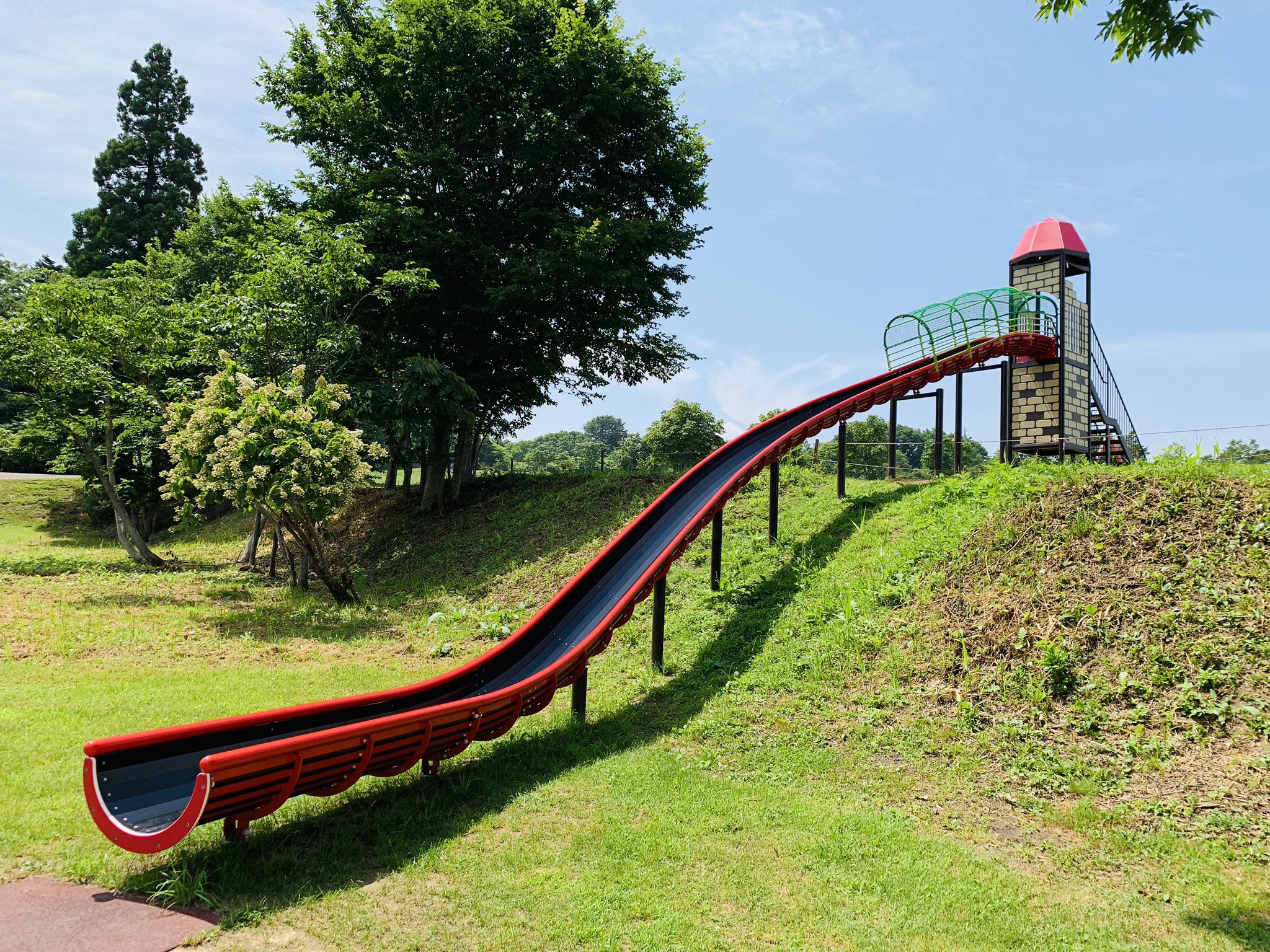 北海道八雲町地域おこし協力隊 噴火湾パノラマパーク Vo 3 まきばの冒険広場 大型遊具がある遊び場です 特に中央にある ふわふわドーム は子供から大人まで人気です また すべり台も数種類ありたくさん遊べます 夏休みは高速道路から 国道から