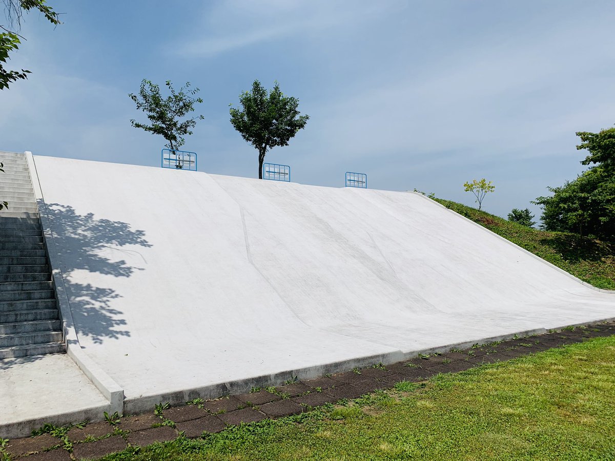 北海道八雲町地域おこし協力隊 噴火湾パノラマパーク Vo 3 まきばの冒険広場 大型遊具がある遊び場です 特に中央にある ふわふわドーム は子供から大人まで人気です また すべり台も数種類ありたくさん遊べます 夏休みは高速道路から 国道から