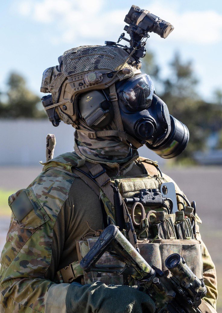 2805662's tweet photo. @AustralianArmy soldier of 2nd Commando Regt. Tr 1 Tiered Combat Helmet (L125-3B), @L3TRL PVS-31A NODs & Wilcox G24 (L53-1BR), #AirBossDefense Low Burden respirator (L2110-1B), and @3M Peltor earpro (L125-3B) all on show. I remember being told “there’s no requirement” for this! https://t.co/z7z9kkSROh