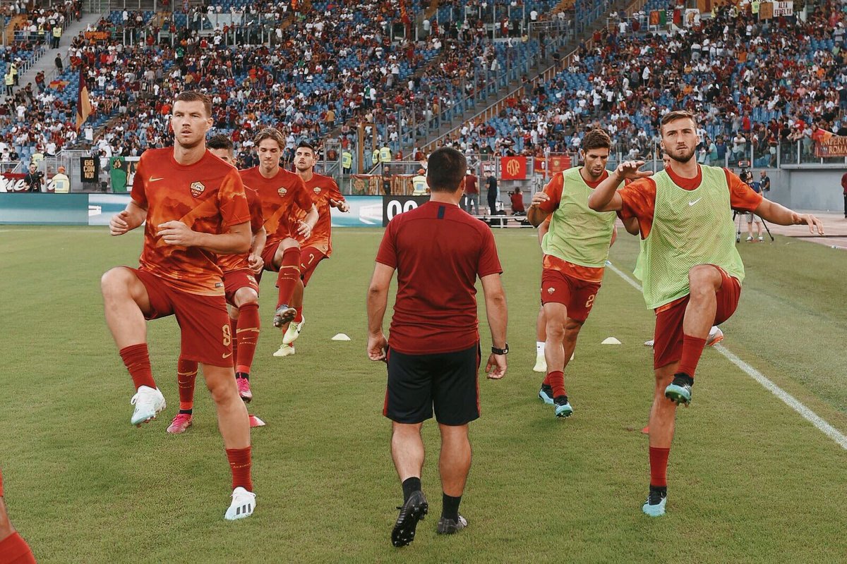 asromaedits's tweet photo. 📸 #RomaReal 

© ASRoma / edit @asromaedits https://t.co/ej5IRXeZzH