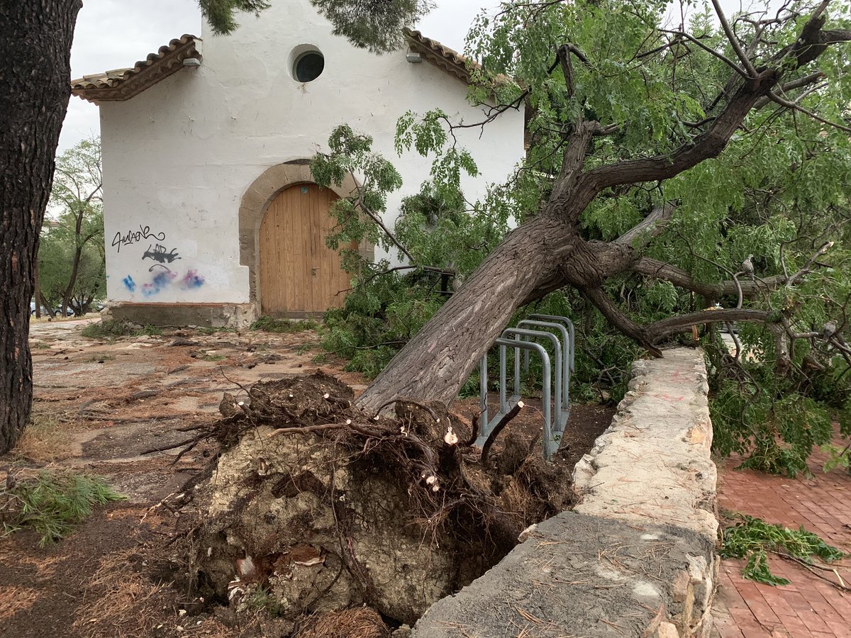 ajuntamentvng's tweet photo. Efectes se la tempesta d’aquesta matinada a Vilanova i la Geltrú https://t.co/doGA6Z4hNh
