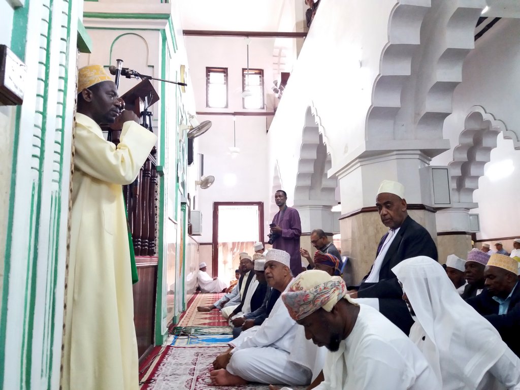 wazalendotv's tweet photo. Maalim Seif aungana na waislamu wa mji wa Unguja katika sala ya Idd el Hadj iliyosaliwa katika mskiti wa Masjid Jibril uliopo Mji Mkongwe Mkoa wa Mjini Magharib Unguja. https://t.co/WFtAKv7Hx3