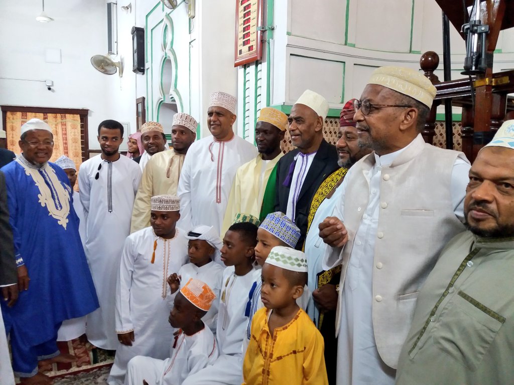 wazalendotv's tweet photo. Maalim Seif aungana na waislamu wa mji wa Unguja katika sala ya Idd el Hadj iliyosaliwa katika mskiti wa Masjid Jibril uliopo Mji Mkongwe Mkoa wa Mjini Magharib Unguja. https://t.co/WFtAKv7Hx3