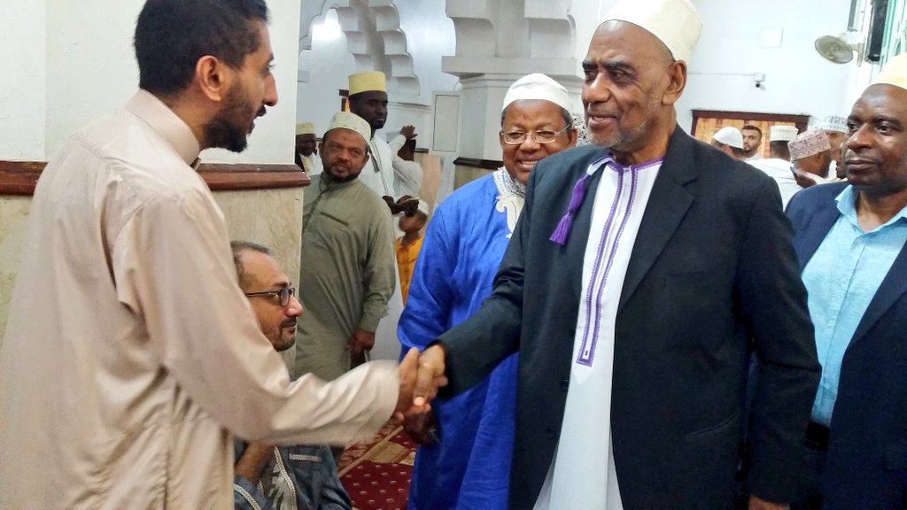 wazalendotv's tweet photo. Maalim Seif aungana na waislamu wa mji wa Unguja katika sala ya Idd el Hadj iliyosaliwa katika mskiti wa Masjid Jibril uliopo Mji Mkongwe Mkoa wa Mjini Magharib Unguja. https://t.co/WFtAKv7Hx3