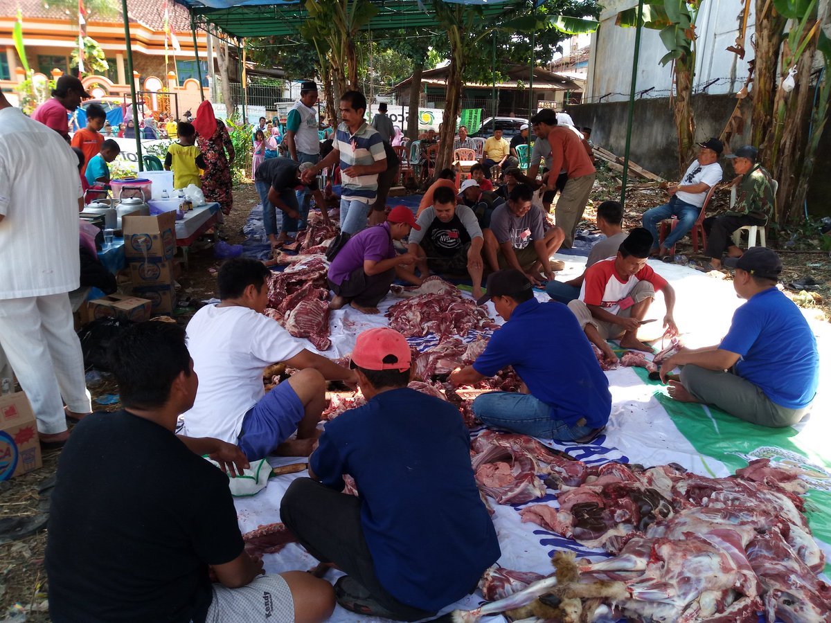 igo_alam's tweet photo. Penyembelihan dan pembagian hewan qurban warga RT 09 LK I Kelurahan Way Halim Permai, Kecamatan Way Halim, Bandar Lampung.
Semoga berkah... Aamiin.
#IdulAdha1440H #harirayaqurban #WayHalimPermai #WayHalim #BandarLampung https://t.co/pzolXFhETG
