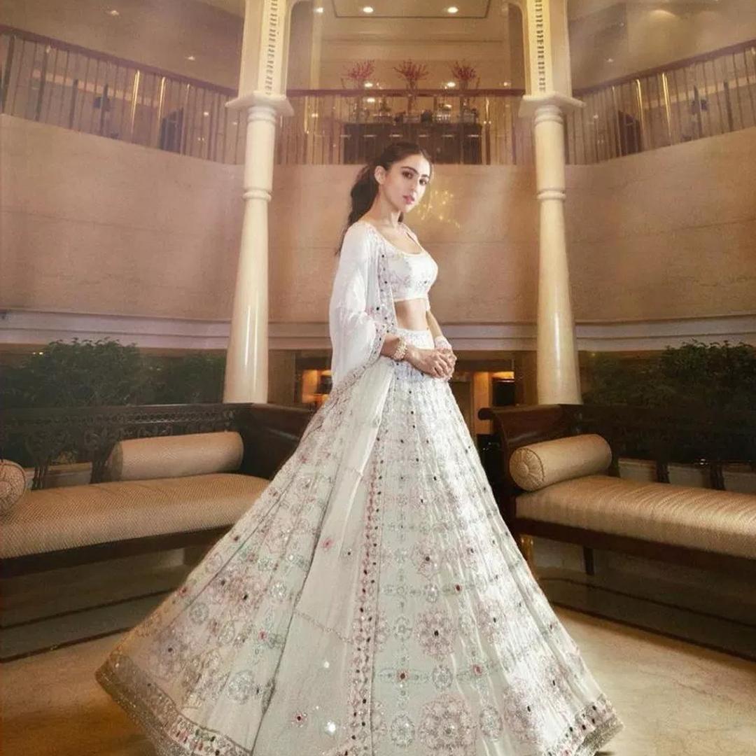 UtsavFashion's tweet photo. A very happy birthday to the bubbly and ever so charming Sara Ali Khan! Keep giving us #fashiongoals with your stunning looks & designer Indian wear!
#beyondutsavfashion #CelebrateTheIndianExperience #ModernYetRooted #SaraAliKhan #HappyBirthdaySaraAliKhan https://t.co/fu05ORcZrX