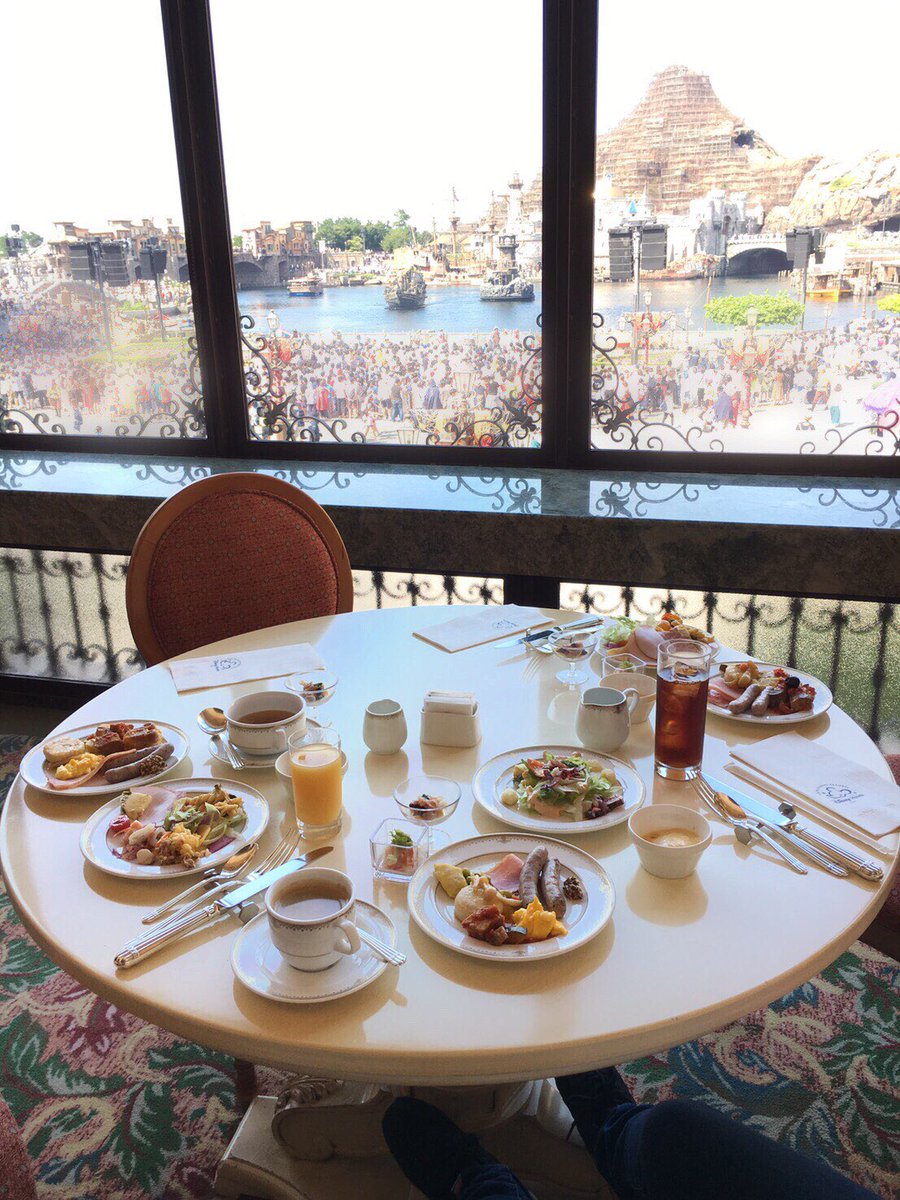 speciale016's tweet photo. ミラコスタお泊りの楽しみの一つ、ベラヴィスタ･ラウンジでの朝食です。ゲット・ウエットを見ながらの贅沢な食事です。パンの種類も前回と違うものが多いです。特製ドリンクも野菜からフルーツに代わってました。今でもサローネ・デッラミーコでの朝食が最高と思っています。 https://t.co/8pRxaMflCm