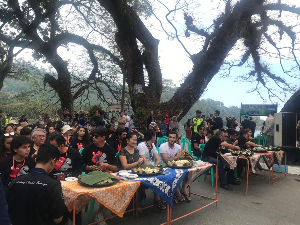 CIOFF_Indonesia's tweet photo. Last day at PIMFFest 2019!

The delegates did visit culture as they went to crafts centre and Telaga Ngebel! Then at night, they head to Alun Alun Stage for their last performance in the festival.

#cioff #cioff_indonesia #SHARECULTURE #whycioff #PIMFFest2019 https://t.co/dR8g36VGdL