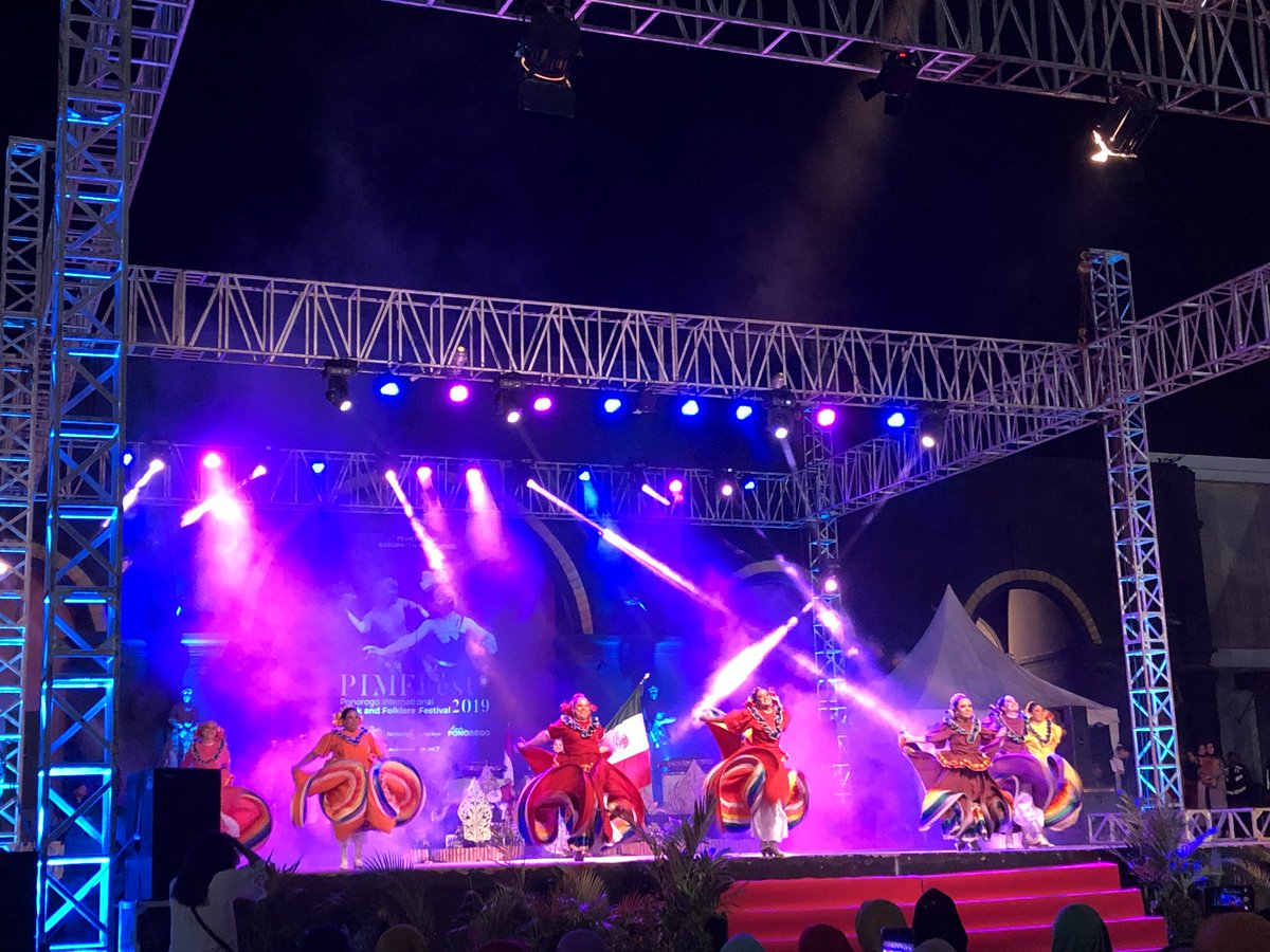 CIOFF_Indonesia's tweet photo. Last day at PIMFFest 2019!

The delegates did visit culture as they went to crafts centre and Telaga Ngebel! Then at night, they head to Alun Alun Stage for their last performance in the festival.

#cioff #cioff_indonesia #SHARECULTURE #whycioff #PIMFFest2019 https://t.co/dR8g36VGdL
