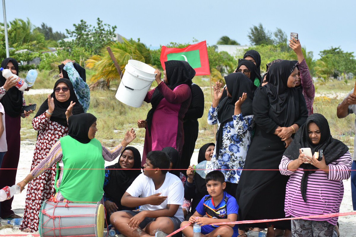 HomeMinistrymv's tweet photo. ޅ.ހިންނަވަރުގައި ކުރިއަށްގެންދާ ޢީދު ކުޅިވަރުތައް- ފައިގަތަޅާ ކުޅުމުގެ މުބާރާތް. https://t.co/Aq4Dv5QC5P