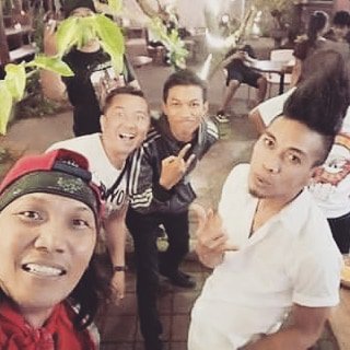 Quest_Rock_Band's tweet photo. Always good times with BRC 🤘🏻😜🤘🏻
#Quest #questband #officialquestband #savagesounds #questofficial #rocknroll #rock #music #questlive #bands #rocknight #rockshow #bali #brc #party #brotherrockcommunity #livemusic #entertainment #performance #brothers #musicians #wewillrockyou https://t.co/KgzO19GJib