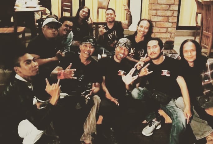 Quest_Rock_Band's tweet photo. Always good times with BRC 🤘🏻😜🤘🏻
#Quest #questband #officialquestband #savagesounds #questofficial #rocknroll #rock #music #questlive #bands #rocknight #rockshow #bali #brc #party #brotherrockcommunity #livemusic #entertainment #performance #brothers #musicians #wewillrockyou https://t.co/KgzO19GJib