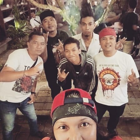 Quest_Rock_Band's tweet photo. Always good times with BRC 🤘🏻😜🤘🏻
#Quest #questband #officialquestband #savagesounds #questofficial #rocknroll #rock #music #questlive #bands #rocknight #rockshow #bali #brc #party #brotherrockcommunity #livemusic #entertainment #performance #brothers #musicians #wewillrockyou https://t.co/KgzO19GJib