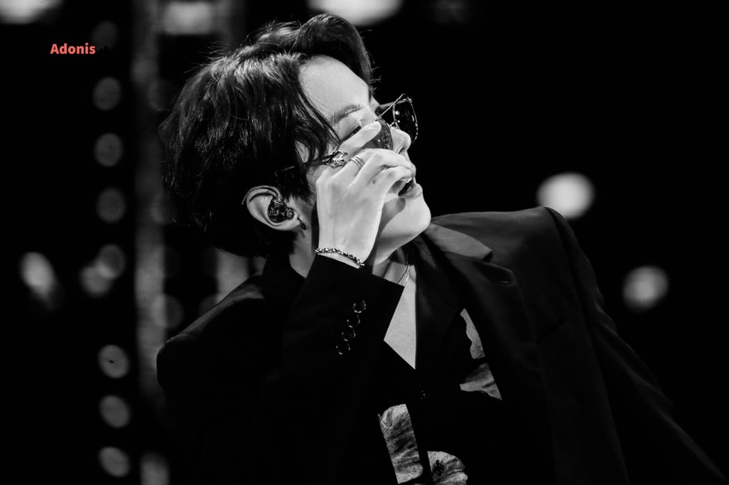 Adonis_Hoseok's tweet photo. 190811 롯데패밀리콘서트 ㅠㅠ

#BTS #제이홉 #JHOPE @BTS_twt https://t.co/n6ISuN9Jey