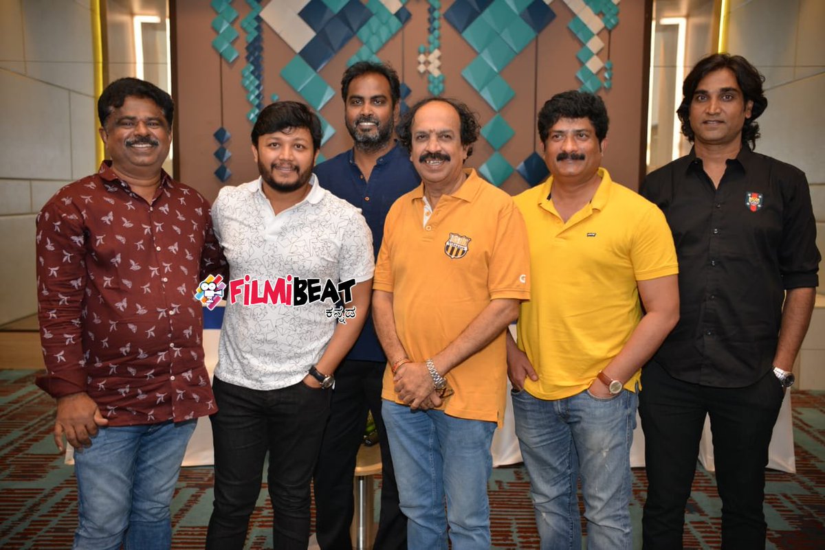 OneindiaKannada's tweet photo. 'ಗಿಮಿಕ್' ಸಿನಿಮಾದ ಪ್ರೆಸ್ ಮೀಟ್ ನಲ್ಲಿ ಗಣೇಶ್ ಮತ್ತು ತಂಡ 

@Official_Ganesh | #Gimmick https://t.co/DrasE9qpj6