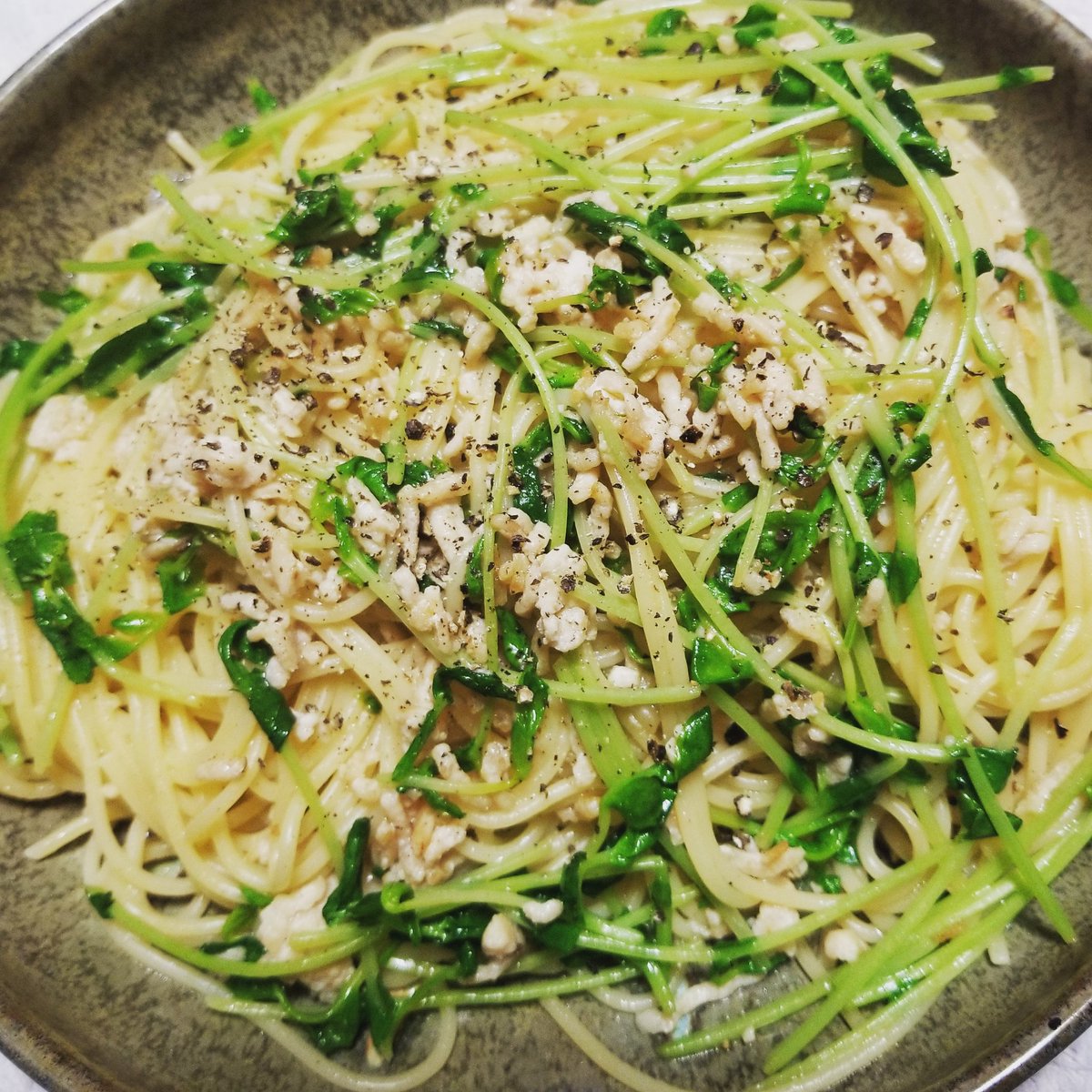 chaco3517's tweet photo. 豆苗と鶏挽き肉の
ナンプラーとレモンで仕上げた
アジアン・パスタ🍝

思いのほか絶品で
(自分で言うなっ💦)
また作ろうと心に決めました❗

ナンプラーって美味しいよね～♪

 #ひさこ
#RidePause #ナンプラー 
#豆苗レシピ #美味しい💕 
#スパゲッティー https://t.co/nZnltFmpvo