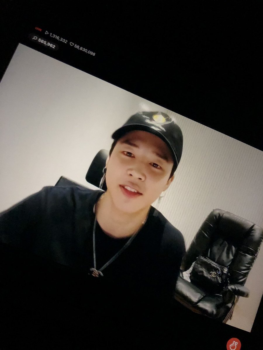 Sandy010910's tweet photo. Me at 3am PST watching Jimin’s vlive #Jimin #Mybabybear #translationneeded @BTS_twt https://t.co/9NQPyGojq4