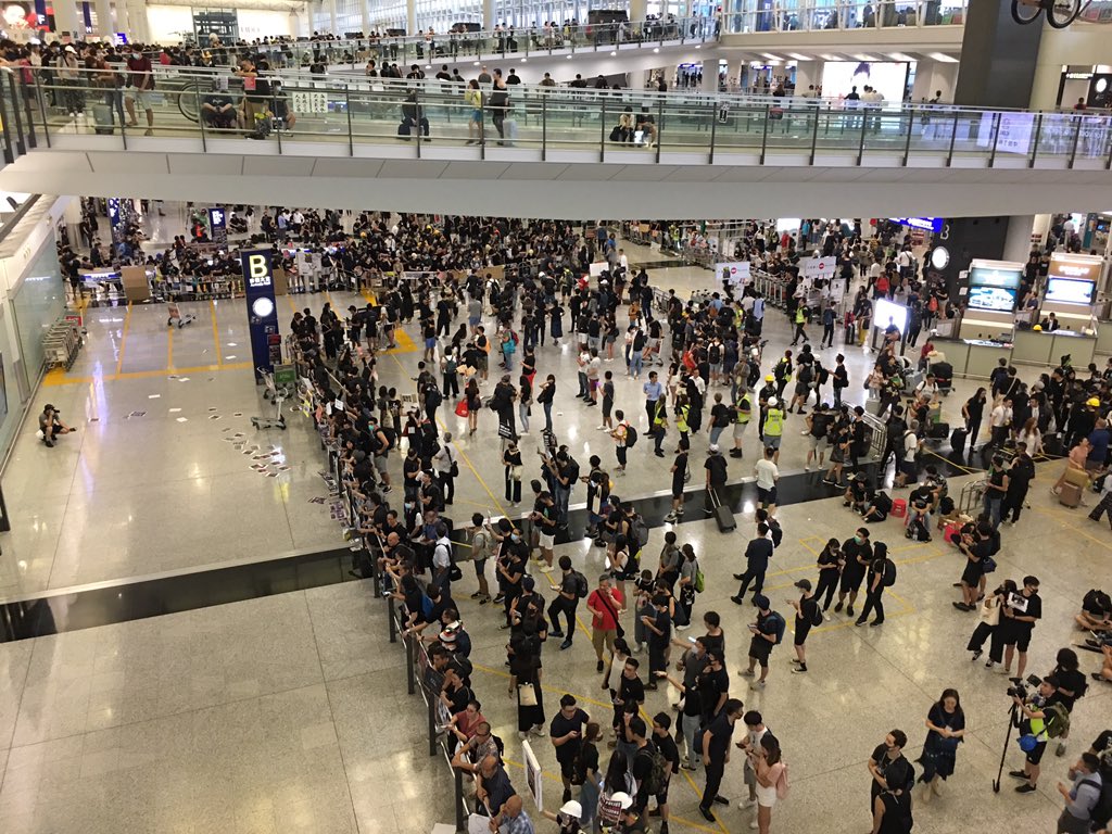 RolandLimCNA's tweet photo. Still hundreds of #antiELAB protestors demonstrating at the Arrival Hall, despite threat of police action to clear them. https://t.co/sFSi7eeYfd