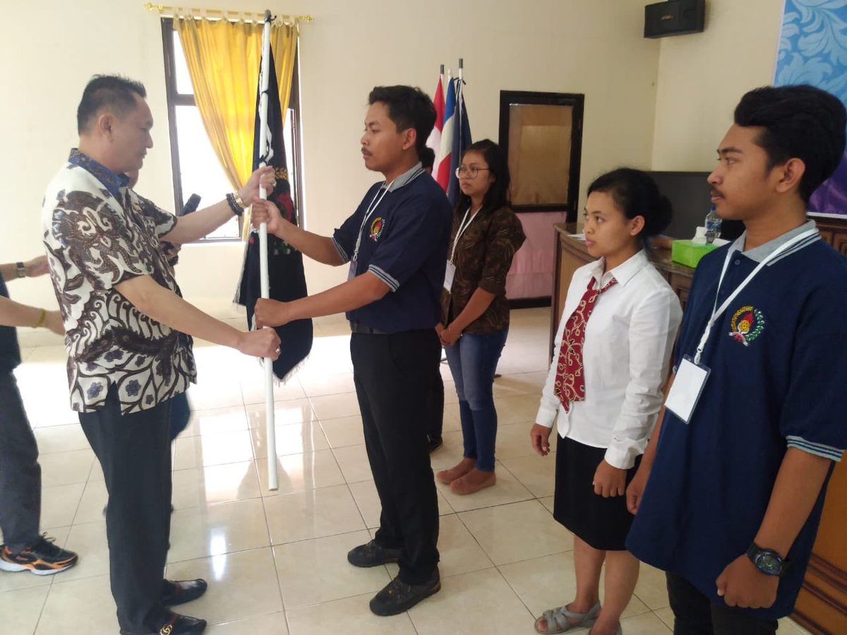 Ketua Umum DPP Gemabudhi Bung Bambang Patijaya menyerahkan Pataka kepada Ketua Terpilih DPD Gemabudhi Jawa Tengah Bung Sapta untuk memegang amanah sebagai Ketua terpilih. #Gemabudhi #GemabudhiJateng #Buddhis