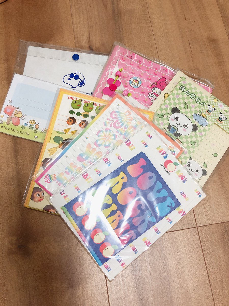 Rioniko___0724's tweet photo. レターセット系になります

1枚目:レターセット
2枚目:便箋のみ
3枚目:上のレタセは便箋封筒有り
           左下は封筒のみ
           右下は便箋、封筒有り https://t.co/FQ8S70BbwR