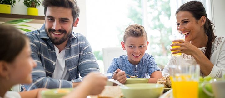 bzfe_de's tweet photo. #Familienmahlzeiten: Wie Kinder vom gemeinsamen #Essen profitieren. In guter Gesellschaft schmeckt es nicht nur besser. Gemeinsame #Mahlzeiten fördern den #Familien|zusammenhalt und die #Kinder lernen alles, was sie für ein gutes #Essverhalten brauchen. https://t.co/tP2tpQnKJw https://t.co/BZoOiohMBj