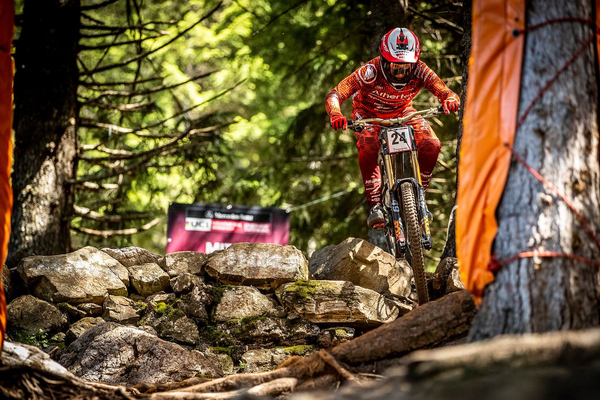 rockguardz's tweet photo. More amazing pics from @svenmartinphoto from Lenzerheide, full race report and finals pics to follow @athertonracing #MTB #MTBDH #UCIMTBWC https://t.co/jUgjlEkfWo