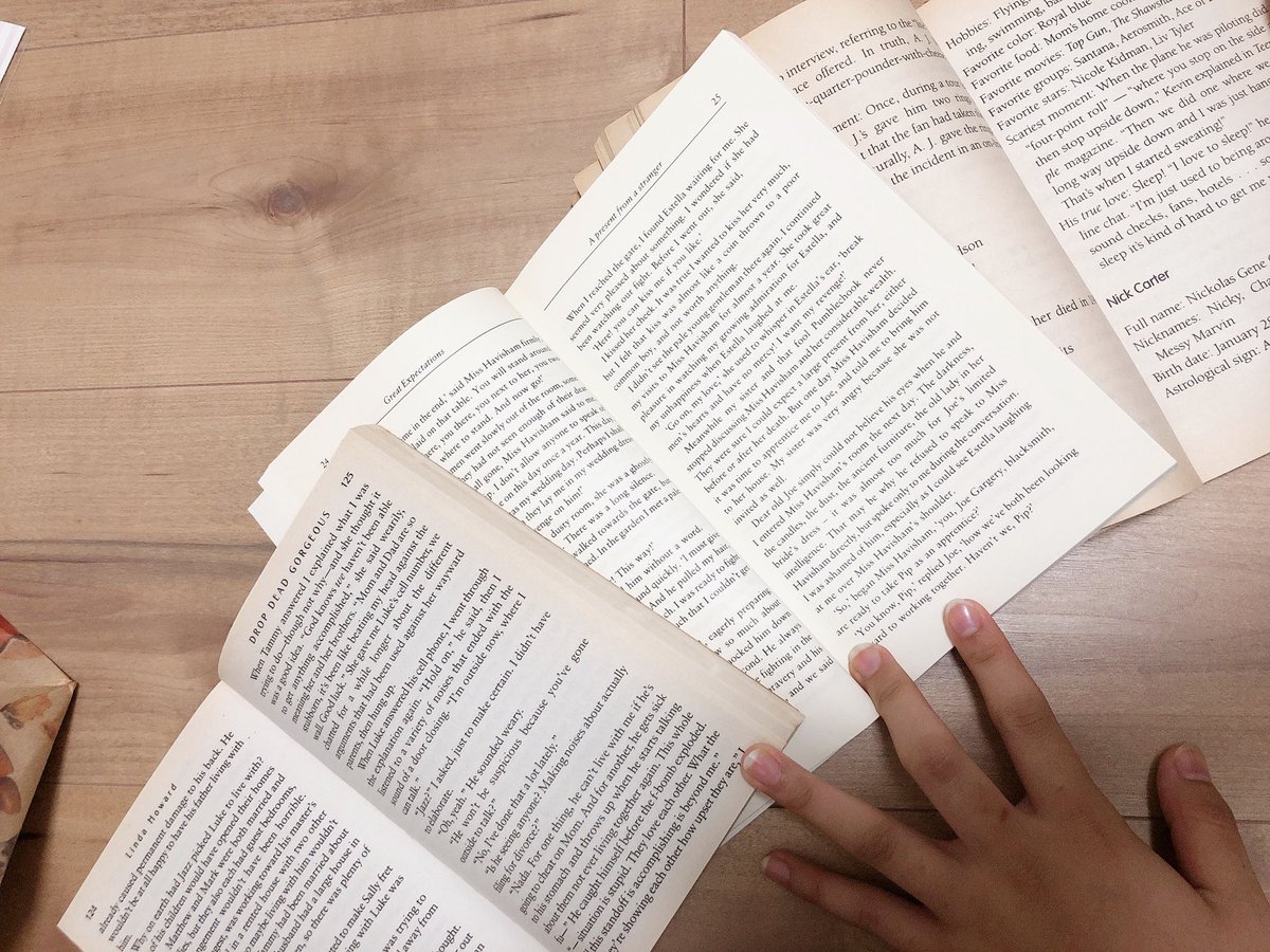 Rioniko___0724's tweet photo. 英語の冊子

コラージュをするために購入
BOOK・OFFでの購入のためピンクの本には所々にマーカーが引いてありました。

どの本か忘れてしまいましたが、1ページだけちぎって使用しました。

1冊のみでも承ります https://t.co/8rcpgrSccy