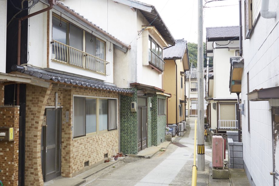 路地裏デビュー