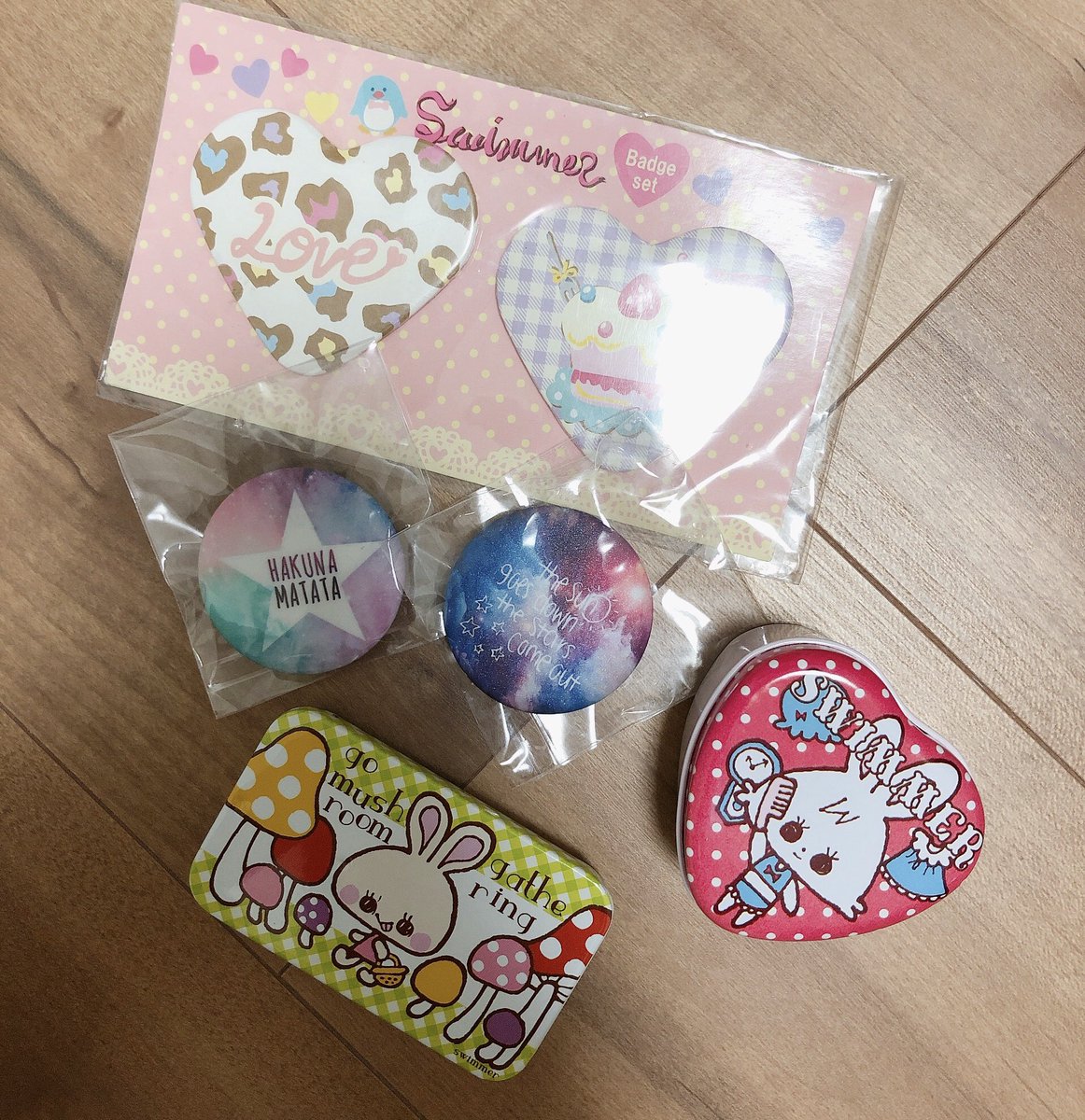 Rioniko___0724's tweet photo. 1枚目:フライングタイガーのチケット
          サンキュー��ートのチケット
          パーチメントペーパー
2枚目:SWIMMERのバッチ、かんかん
          サン宝石のバッチ https://t.co/wokCa51Mut