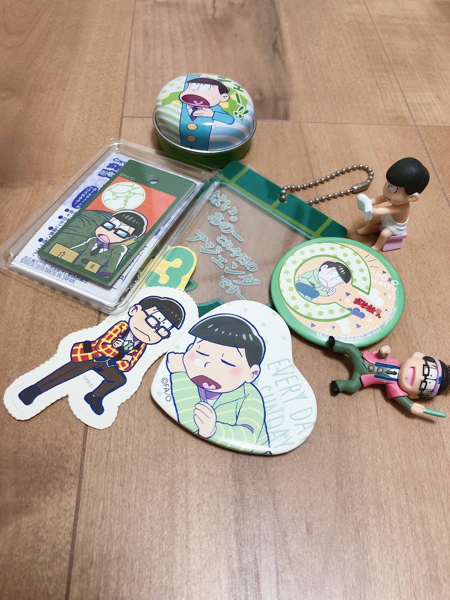 Rioniko___0724's tweet photo. 1枚目:チョロ松セット
2枚目:1度も使ってないつけまつ毛
3枚目:私が作ったチケット類 https://t.co/syE3KWX6iy