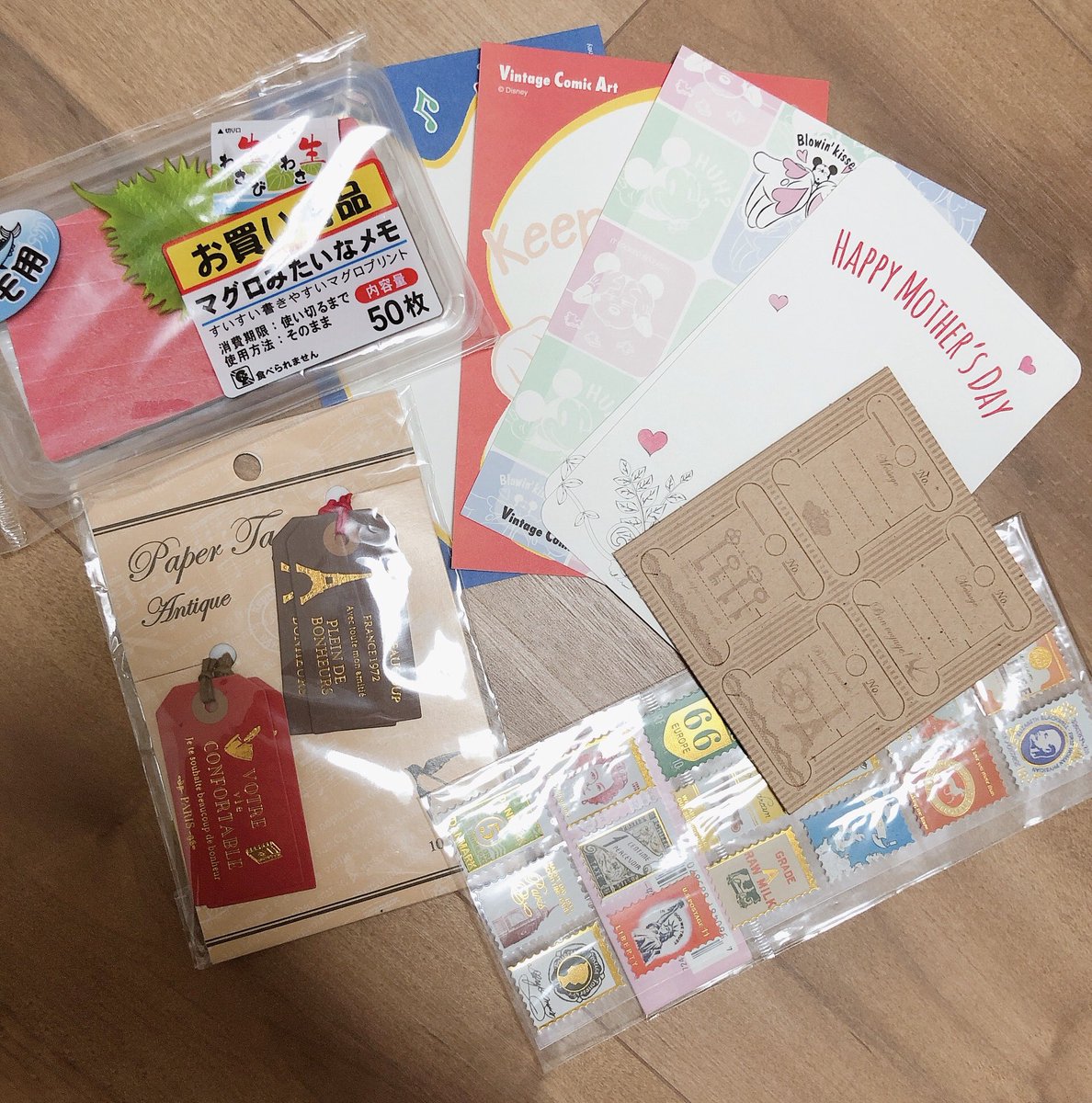Rioniko___0724's tweet photo. 1枚目:マグロメモ、カード系
2枚目:文房具系
3枚目:メッセージ���ードやタグ、すみっコ
          ぐらしのシールミニカード など
4枚目:スポンジシール類
           ツムツムアナ雪などのましかくシー                        
           ル
3枚目など中身が見たい方は写真送ります https://t.co/OUZyOlhhxC
