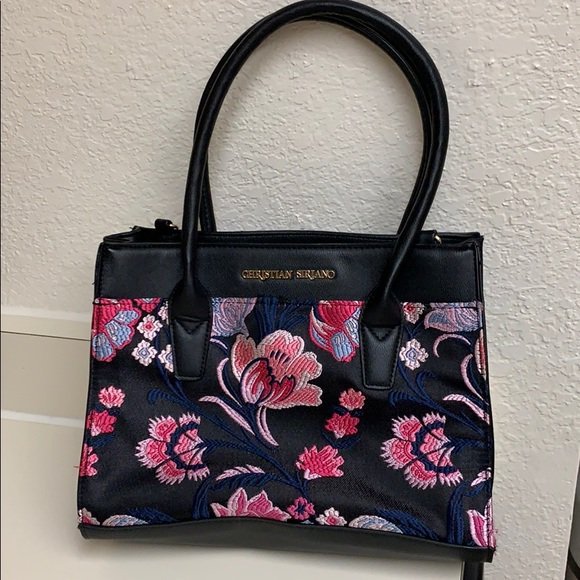 RowsOfThrows's tweet photo. So good I had to share! Check out all the items I'm loving on @Poshmarkapp #poshmark #fashion #style #shopmycloset #christiansiriano #frieddenim #kimchiblue: https://t.co/lEiPwpPq4E https://t.co/I272CLHDox