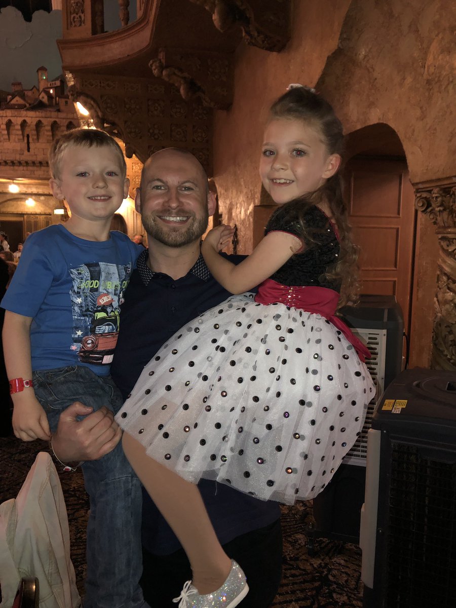 jamiewhalley's tweet photo. My fav photo of the weekend with these 2 little superstars! 😍 #WDM19 https://t.co/I3xBUGZ75D