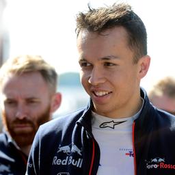 AlleenF1's tweet photo. Albon vervangt Gasly als teamgenoot Verstappen bij Red Bull 
#AlexanderAlbon #MaxVerstappen #PierreGasly #RedBullRacing #ToroRosso
https://t.co/A2Rt7H1PZj https://t.co/l0G4tSwG5h