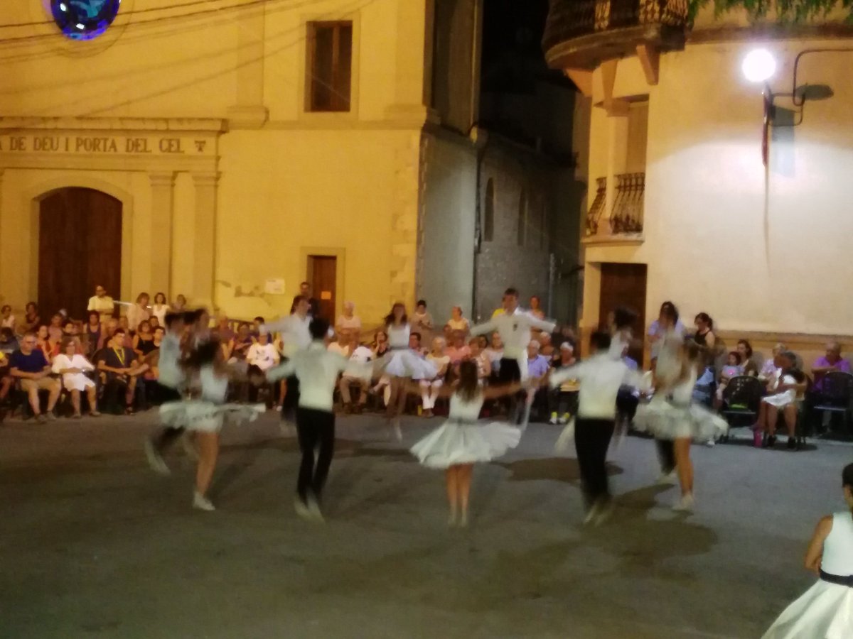 TarragonaDansa's tweet photo. Magnífica exhibició ahir a #Argilaga amb la @coblaprincitgna Sopar, ballada, punts lliures, traca, castell de focs I ...#pilardetres https://t.co/J9YccTYeUt