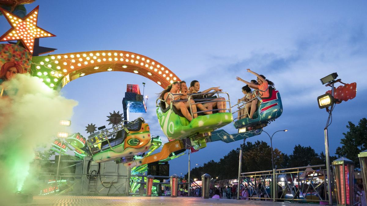 COGITIValencia's tweet photo. 👨‍💼 Este verano, en las fiestas de tu pueblo, acudirás a la feria con tus hijos para disfrutar de las atracciones más divertidas. 🎡 ¿Sabes que un ingeniero técnico industrial revisa todas las atracciones antes de que estas se pongan en marcha? #ingeniería https://t.co/mySjeBKUba