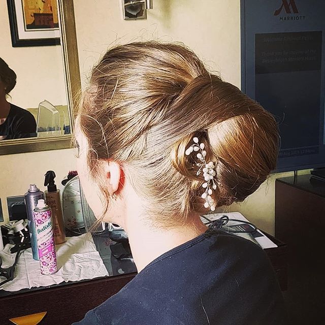 CatCleavesMUA's tweet photo. A lovely morning styling these bridesmaids beautiful locks 😍 #bridemaidshair #specialoccasionhair #hairstylist #updo #catcleaves https://t.co/P92zWptOTP