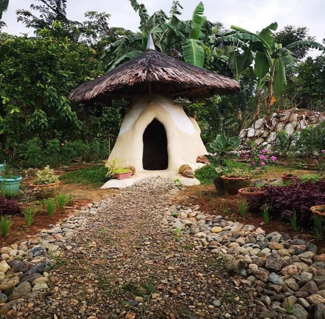calearth's tweet image. Loving this 6-foot diameter dome by @beaubaconguis! A perfect addition to the owner's garden. #superadobe #superadobephilippines