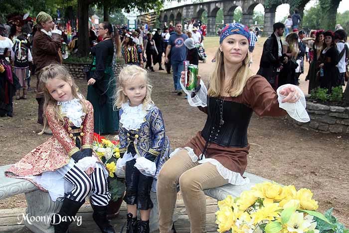hannahedmunds's tweet photo. Pic with my nieces at renfest, before and after I put my #dosx down https://t.co/Q6FfU2Mw9I