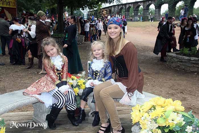 hannahedmunds's tweet photo. Pic with my nieces at renfest, before and after I put my #dosx down https://t.co/Q6FfU2Mw9I