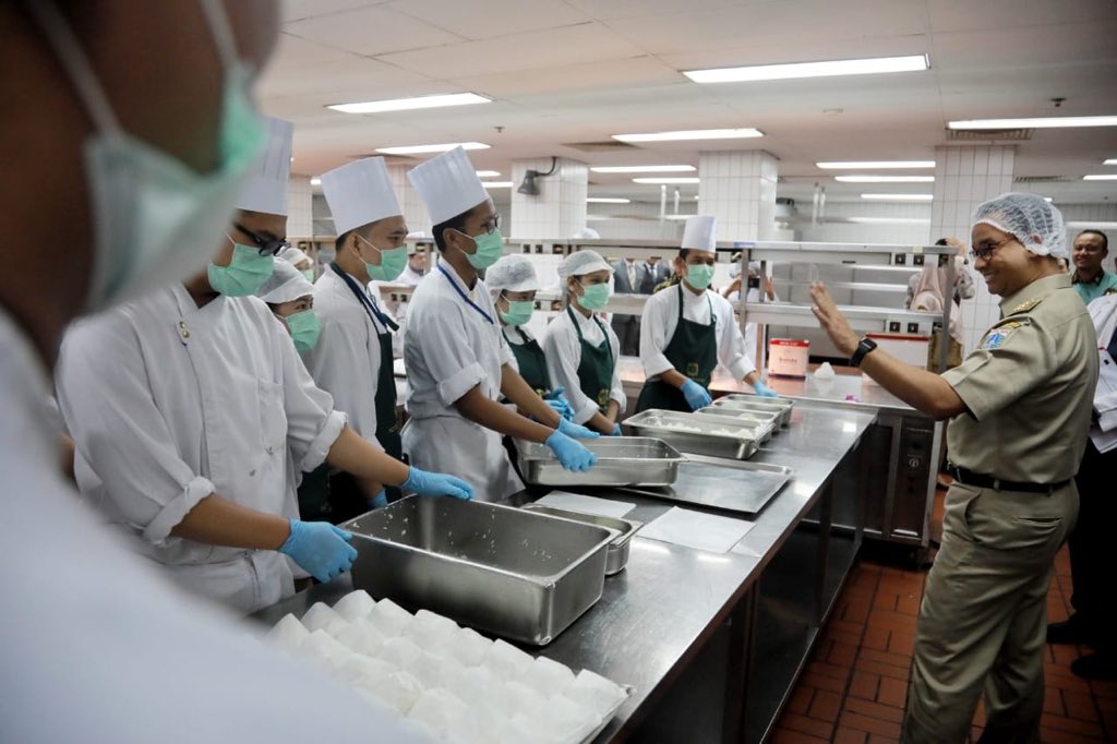 aniesbaswedan's tweet photo. Terima kasih pada seluruh chef/staf hotel yang telah menyumbangkan keahliannya untuk #DapurQurban2019. InsyaAllah hasil masakan Bapak/Ibu akan jadi kebahagiaan pada yang menerima dan membawa keberkahan bagi semua.

https://t.co/Y3pETpnq76 https://t.co/UAqEKmdtG6