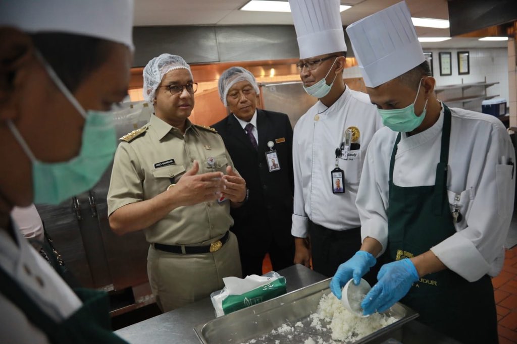 aniesbaswedan's tweet photo. Terima kasih pada seluruh chef/staf hotel yang telah menyumbangkan keahliannya untuk #DapurQurban2019. InsyaAllah hasil masakan Bapak/Ibu akan jadi kebahagiaan pada yang menerima dan membawa keberkahan bagi semua.

https://t.co/Y3pETpnq76 https://t.co/UAqEKmdtG6